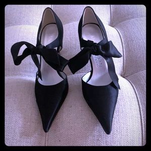 Beautiful Anne Klein satin black pumps